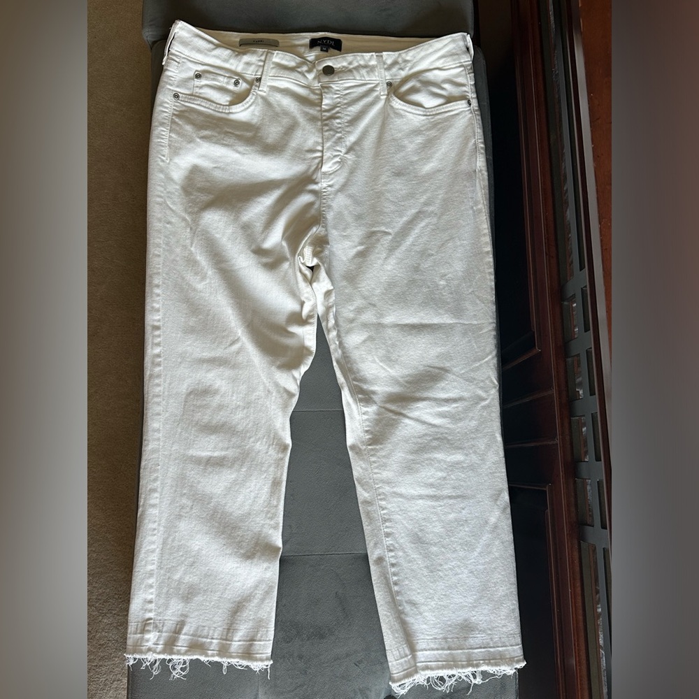 NYDJ ladies white jean capris with frayed bottom and FitTuck technology  👍🏻